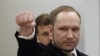 Anders Behring Breivik saat tiba di pengadilan Oslo, Norwegia (16/4). Breivik mengatakan tindakannya dilakukan untuk membela diri.