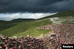 在中国四川省甘孜藏族自治州色达县境内的喇荣五明佛学院的房舍（2013年7月23日）