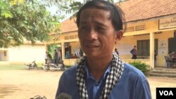 លោក​យ៉ង សាំងកុមារ​ ប្រធានគណៈកម្មាធិការ​នាយក​គណបក្សប្រជាធិបតេយ្យ​មូលដ្ឋាន​ (គ.ប.ម)​​ ថ្លែងជាមួយ​អ្នកសារព័ត៌មាន​​ នៅមុខការិយាល័យបោះឆ្នោតមួយកន្លែង​ស្ថិតក្នុងខេត្តតាកែវ​កាលពីថ្ងៃ​ទី​២៩​ ខែ​កក្កដា​ ឆ្នាំ​២០១៨។ (ហ៊ុល រស្មី/VOA)