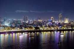 ទិដ្ឋភាពទីក្រុងភ្នំពេញ ពោរពេញដោយសំណង់អគារខ្ពស់ស្កឹមស្កៃនាពេលរាត្រី កាលពីថ្ងៃទី៨ ខែធ្នូ ឆ្នាំ២០១៨។