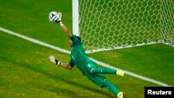 Kiper Costa Rica Keylor Navas menjadi pahlawan setelah menepis tendangan Theofanis Gekas dalam adu penalti melawan Yunani (29/6).