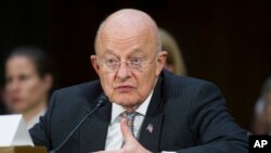 Direktur Intelijen Nasional Amerika James Clapper memberikan kesaksian di Gedung Capitol, Selasa, 10 Januari 2017. (AP Photo/Cliff Owen)
