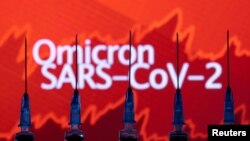 Jarum suntik dengan jarum terlihat di depan grafik stok yang ditampilkan dan kata-kata "Omicron SARS-CoV-2" dalam ilustrasi ini, 27 November 2021. (Foto: REUTERS/Dado Ruvic)