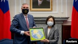 ប្រធានាធិបតី​កោះតៃវ៉ាន់​អ្នកស្រី Tsai Ing-wen ជួប​ជាមួយ​នឹង​អភិបាល​រដ្ឋ​ Indiana លោក Eric Holcomb នៅ​ខុទ្ទកាល័យ​ប្រធានាធិបតី​កោះតៃវ៉ាន់​ក្នុង​ទីក្រុង​តៃប៉ិ កោះ​តៃវ៉ាន់ ថ្ងៃទី ២២ ខែសីហា ឆ្នាំ២០២២។