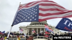 6일 미국 수도 워싱턴에서 대규모 집회를 열던 도널드 트럼프 대통령 지지자들이 연방의사당에 난입하는 초유의 사태가 발생했다