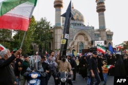 Warga Iran merayakannya setelah serangan rudal dan drone Iran terhadap Israel, pada 15 April 2024, di alun-alun Palestina di pusat Teheran. (Foto: AFP)