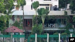 រូបភាព៖ ប៉ូលិស​បង់ក្លាដែស​ដើរ​កាត់ហាងនំ Holey Artisan នៅទីតាំងវាយប្រហារ​សកម្មប្រយុទ្ធក្នុងតំបន់ Dhaka Gulshan ប្រទេស​បង់ក្លាដែស។