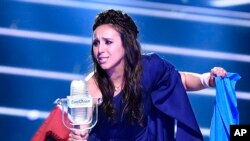 Artis Ukraina Jamala menjuarai final kontes menyanyi Eurovision dengan lagu “1944.” Stockholm, Swedia (AP Photo/Martin Meissner)