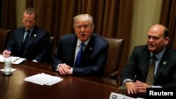 지난 13일 도널드 트럼프 미국 대통령이 백악관에서 공화-민주당 의원들과 초당적 모임을 가졌다.