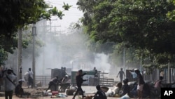 缅甸安全部队3月13日在曼德勒试图驱散抗议民众。