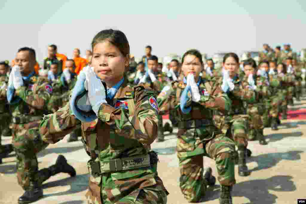 កងទ័ព​មួក​ខៀវ​​ធ្វើការ​ស្បថស្បែរ​ក្នុង​ពិធី​ជូនដំណើរ​កង​វិស្វកម្ម​លេ​ខ៥៩៤​ ទៅចូល​រួម​បេសក​កម្ម​រក្សា​សន្តិភាព​ក្រោម​ស្លាក​អង្គការ​សហ​ប្រជា​ជាតិ​ ​នៅ​សាធារណរដ្ឋ​អាហ្វ្រិក​កណ្តាល ​​កាល​ពី​ព្រឹក​ថ្ងៃ​សុក្រ​ ទី​០២ ខែ​ វិច្ឆិកា ឆ្នាំ២០១៨ ​នៅ​មូលដ្ឋាន​ទ័ព​អាកាស​ពោធិ៍​ចិន​តុង​ ​រាជធានី​ភ្នំពេញ ប្រទេស​កម្ពុជា។(ទុំ ម្លិះ/VOA)