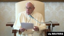 Paus Fransiskus berbicara di Vatikan (foto: dok). 