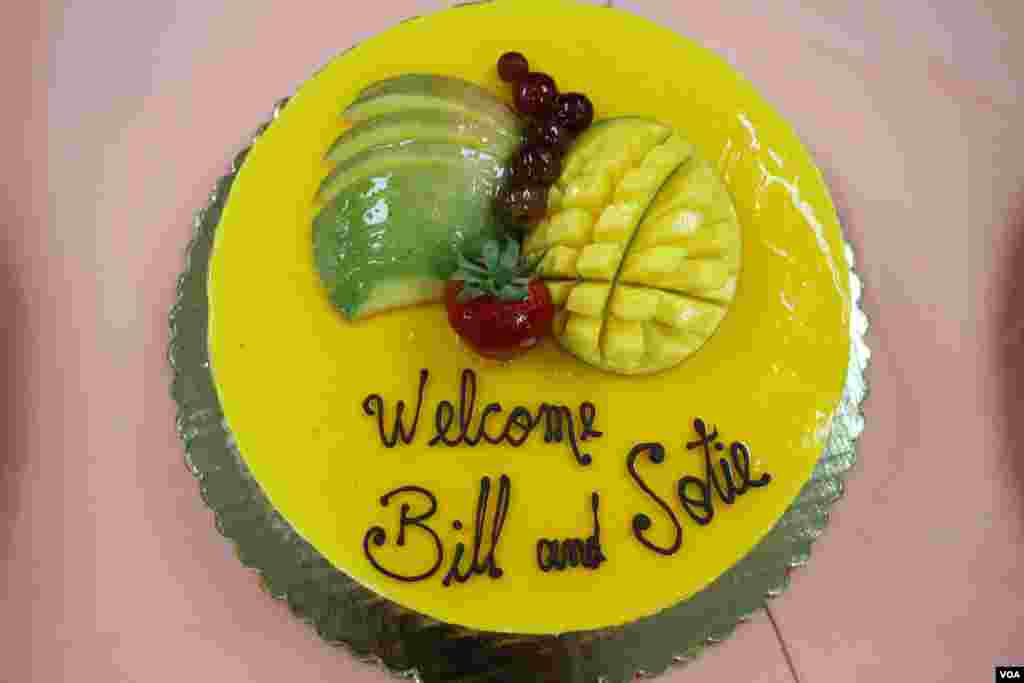 នំ​ខេក​ស្វាគមន៍​សម្រាប់​លោក William Heidt &nbsp;ឯកអគ្គរដ្ឋ​ទូតអាមេរិក​ប្រចាំ​ប្រទេស​កម្ពុជា និង​ភរិយា​ អ្នកស្រី Sotie Heidt ក្នុង​ជំនួប​ក្រៅ​ផ្លូវ​ការ​មួយ​ជា​មួយ​ពល​រដ្ឋ​ខ្មែរ​អាមេរិក​កាំងនៅ​វត្ត​ពុទ្ធិការាម រដ្ឋ​ Maryland នៅ​ថ្ងៃទី២៣ ខែ​កក្កដា ឆ្នាំ២០១៧។ (ណឹម សុភ័ក្រ្តបញ្ញា​/VOA)&nbsp;