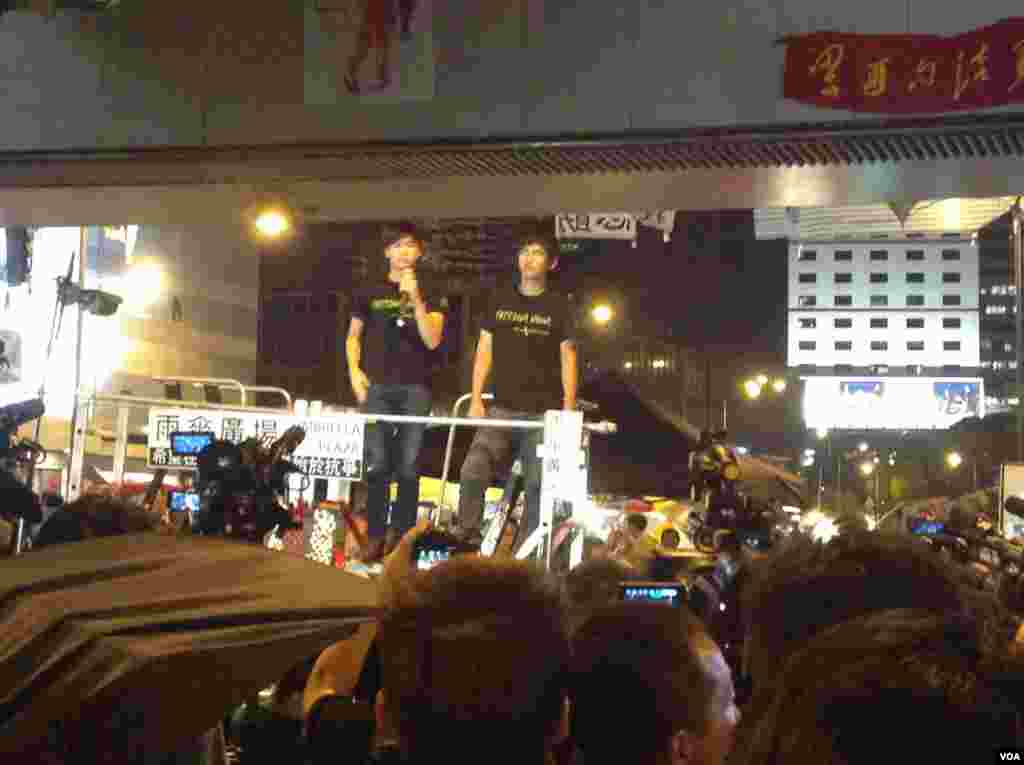 数以千计的学生和市民在金钟雨伞广场声援学联代表 (美国之音图片/海燕拍摄)