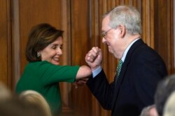 Vakillar palatasi Nensi Pelosi Senatda respublikachilar lideri Mitch Makkonnel bilan so'rashmoqda, Vashingtonda, 12-mart, 2020