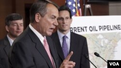 Juru Bicara DPR AS John Boehner (tengah) didampingi pemimpin mayoritas DPR Eric Cantor (kanan) dan Jeb.Hensarling, di Capitol Hill, Washington (Foto: dok).