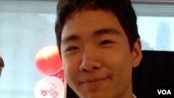 15岁的罗杰是此次活动的志愿者(美国之音 谭嘉琪拍摄）