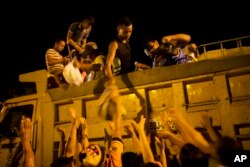 Volunteers hand out water and food from a truck to the residents of Estancia Las Palmas after a 7.8-magnitude hit the area in Ecuador, April 19, 2016.