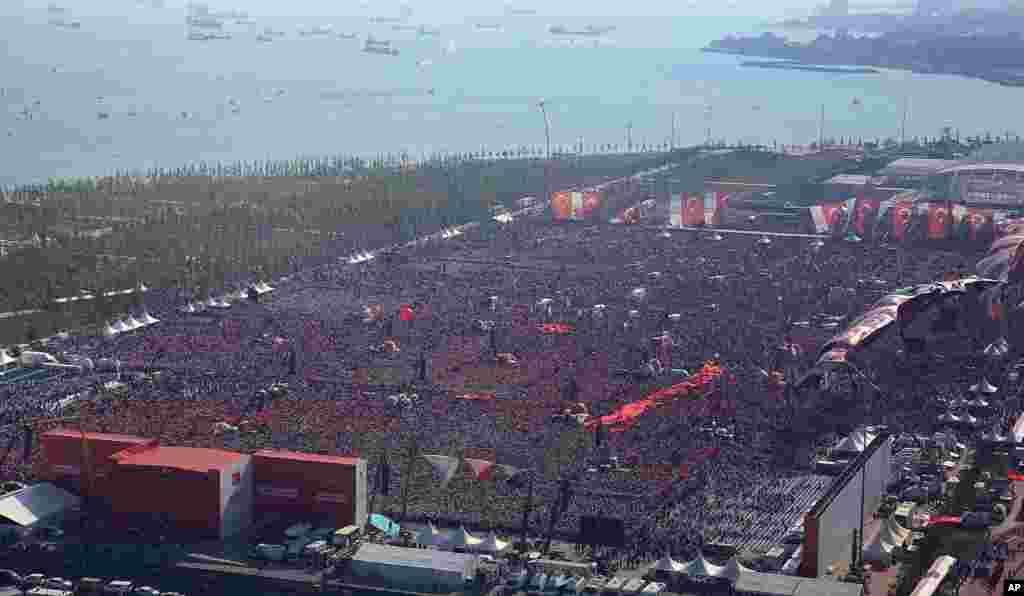 Turkish people wave flags of their country as they take part in a Democracy and Martyrs' Rally in Istanbul, Aug. 7, 2016.