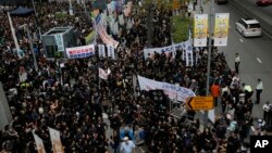 Journalists and their supporters gather outside government headquarters in Hong Kong, March 2, 2014.