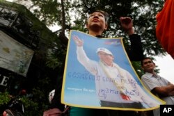 រូបឯកសារ៖ អ្នកគាំទ្រ កាន់​ផ្ទាំង​រូបភាព​ប្រធាន​គណបក្ស​សង្គ្រោះ​ជាតិ​ដែល​ត្រូវ​បាន​រំលាយ គឺ​លោក កឹម សុខា នៅ​ឯ​កន្លែង​បិទ​ផ្លូវ​មួយ​នៅ​ជិត​សាលាឧទ្ធរណ៍​នៅ​រាជធានី​ភ្នំពេញ​ប្រទេស​កម្ពុជា​កាលពី​ថ្ងៃអង្គារ ថ្ងៃទី២៧ ខែមីនាឆ្នាំ២០១៨។