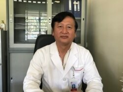 លោកវេជ្ជ​បណ្ឌិត ឆាយ គឹមប៉ាវ ឯកទេសថ្លើម ក្រពះ ពោះវៀន ឬសដូងបាត និង​ជា​នាយក​ផ្នែក​ជំងឺ​ប្រព័ន្ធ​រំលាយ​អាហារ​នៃ​មន្ទីរពេទ្យ​មិត្តភាព​ខ្មែរ-សូរៀត រាជធានី​ភ្នំពេញ។ (ធីតា វីន/VOA)