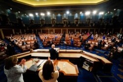 លោក​ប្រធានាធិបតី​ Joe Biden ថ្លែង​ទៅ​កាន់​សភាទាំង​ពីរ​អង្គ​របស់​សហរដ្ឋ​អាមេរិក ដោយ​មាន​អ្នកស្រី​អនុប្រធានាធិបតី Kamala Harris និង​អ្នកស្រី​ប្រធាន​រដ្ឋសភា Nancy Pelosi ឈរ​នៅ​ពី​ក្រោយ​លោក នៅ​វិមាន​សភា​ក្នុង​រដ្ឋធានី​វ៉ាស៊ីនតោន​កាល​ពី​ថ្ងៃ​ទី​២៨ ខែ​មេសា ឆ្នាំ​២០២១។