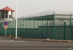 在中国西部新疆地区阿图什昆山工业园区，周围可以看到一座警卫塔和带刺铁丝网的一处设施。这是新疆地区越来越多的拘留营之一。