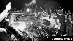 克里斯托弗座车遭台湾民众“蛋洗” （CTS历史资料画面截图）