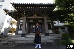 Kodo Nishimura berpose di depan kuil Buddha yang dikelola ayahnya, 19 Juli 2018. (Foto: AFP)