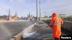 莫斯科的疫情防控人员在喷洒消毒液。