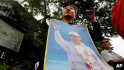 រូបឯកសារ៖ អ្នកគាំទ្រ កាន់​ផ្ទាំង​រូបភាព​ប្រធាន​គណបក្ស​សង្គ្រោះ​ជាតិ​ដែល​ត្រូវ​បាន​រំលាយ គឺ​លោក កឹម សុខា នៅ​ឯ​កន្លែង​បិទ​ផ្លូវ​មួយ​នៅ​ជិត​សាលាឧទ្ធរណ៍​នៅ​រាជធានី​ភ្នំពេញ​ប្រទេស​កម្ពុជា​កាលពី​ថ្ងៃអង្គារ ថ្ងៃទី 27 ខែមីនាឆ្នាំ 2018។ 