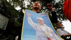 រូប​ឯកសារ៖ អ្នកគាំទ្រ​​កាន់ផ្ទាំងរូបភាពប្រធានគណបក្សសង្គ្រោះជាតិដែលត្រូវបានរំលាយ គឺលោក កឹម សុខា នៅឯកន្លែងបិទផ្លូវមួយនៅជិតសាលាឧទ្ធរណ៍នៅរាជធានីភ្នំពេញប្រទេសកម្ពុជាកាលពីថ្ងៃអង្គារ​កាល​ពី​​ថ្ងៃទី​២៧ ខែមីនា ឆ្នាំ២០១៨។ 