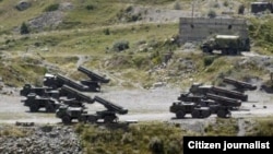 რუსეთის საოკუპაციპ არმიის BM-30 Smerch-ის კოლონა 2008 წლის აგვისტოში, ოკუპირებულ ჯავასთან