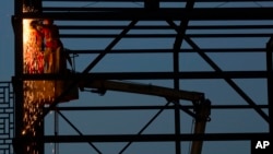 Para pekerja sedang mengelas rangka baja di Beijing, China, 8 Desember 2016.