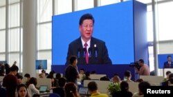 Para wartawan di media center di Forum Boao untuk Asia memperhatikan siaran Presiden China Xi Jinping membacakan pidato di Hainan, bagian selatan China, 10 April 2018.