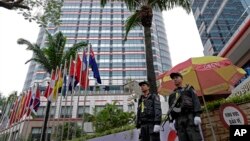 Vijetnamski policajci na straži ispred hotela "Melia" u Hanoju, pred susret predjsednika SAD Donalda Trumpa i sjevernokorejskog lidera Kim Jong Una. (Foto: AP/Vincent Yu)