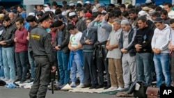 Polisi Rusia melakukan penjagaan saat para muslim melakukan shalat Jumat di luar masjid di Moskow (foto: dok). Rusia menahan 140 orang muslim yang dicurigai terkait ekstremisme.