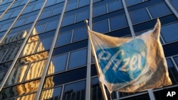 Bendera Pfizer tampak di kantor pusat globalnya, Senin, 23 November 2015 di New York (foto: AP Photo/Mark Lennihan)