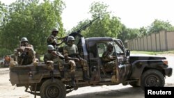 Les soldats Niger assurant la sécurité pour un - sommet à Diffa ville, le Niger, le 3 septembre 2015. 