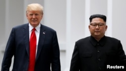 도널드 트럼프 미국 대통령과 김정은 북한 국무위원장이 지난해 6월 1차 정상회담이 열린 싱가포르 가펠라 호텔에서 오찬 후 함께 걷고 있다.