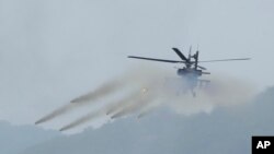 지난해 5월 한국 포천 승진사격훈련장에서 열린 미한 연합 군사 훈련에서 한국군의 아파치 AH-64E 헬기가 로켓을 발사하고 있다. (자료사진)