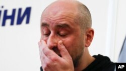 Wartawan Rusia Arkady Babchenko dalam konferensi pers di Kiev, Ukraina hari Rabu (30/5). 