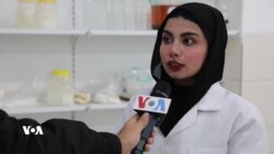 خانمێک لە زەیتی گوڵ و پاشماوەی ڕووەكەكان بابەتی جوانكاریی خانمان دروست دەكات 