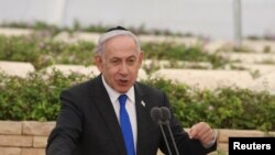 រូបឯកសារ៖ នាយករដ្ឋមន្ត្រីអ៊ីស្រាអែល លោក Benjamin Netanyahu ចូលរួមពិធីរំលឹកវិញ្ញាណក្ខន្ធរដ្ឋសម្រាប់ទុក្ករបុគ្គល Altalena នៅទីបញ្ចុះសព Nachalat Yitzhak ក្នុង Givatayim ប្រទេសអ៊ីស្រាអែល ថ្ងៃទី ១៨ ខែមិថុនា ឆ្នាំ ២០២៤។