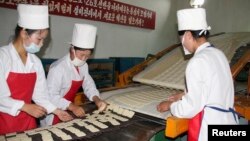 지난 2008년 8월 북한 강원도 문천의 식품 공장에서 유엔 산하 세계식량계획의 지원으로 영양강화식품을 생산하고 있다. (자료사진)