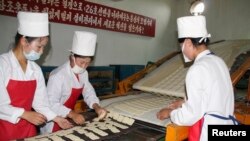 북한 강원도 문천의 식품 공장에서 유엔 산하 세계식량계획(WFP)의 지원으로 영양강화식품을 생산하고 있다. (자료사진)