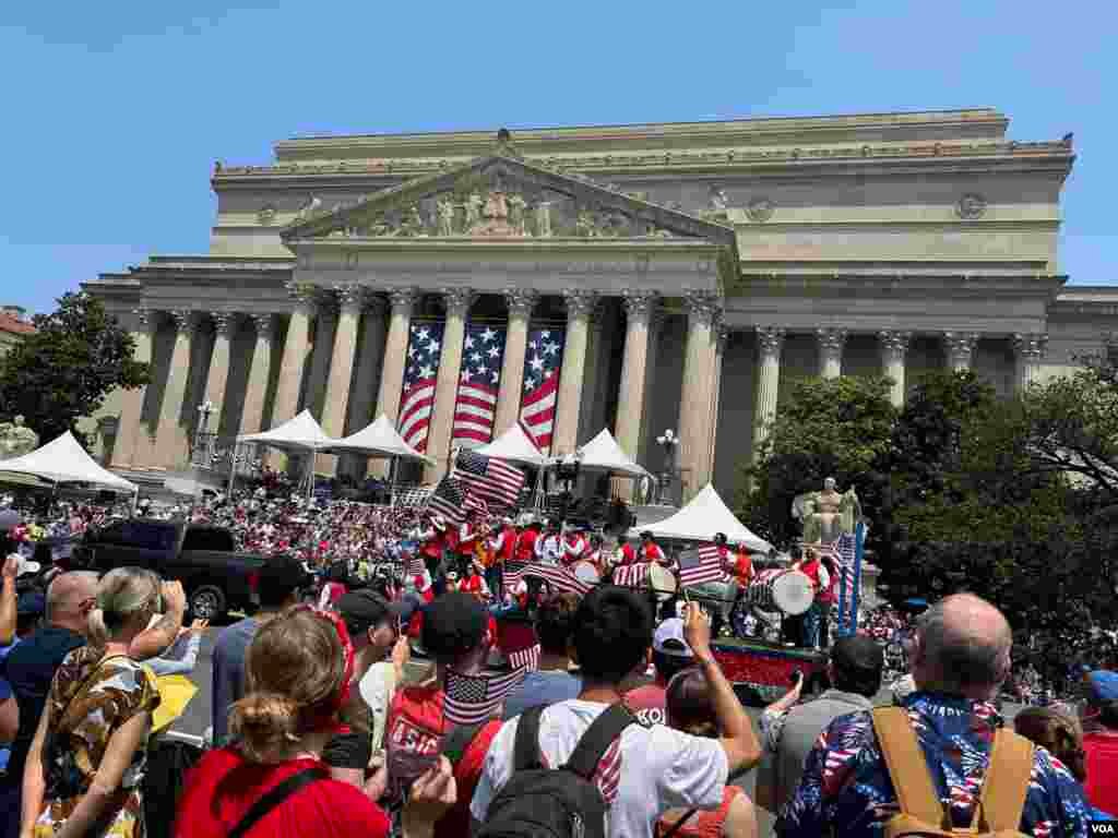 华盛顿独立日庆祝游行街头即景。(2025年7月4日)