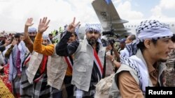  در گام نخست ۱۲۵ نفر از شورشیان حوثی با هواپیمایی از عدن به فرودگاه صنعا که در کنترل حوثی‌ها است، فرستاده شدند.