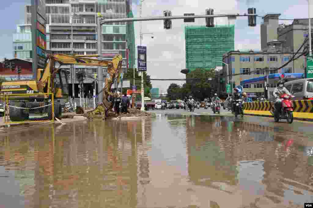 ក្រុម​ការងារ​រដ្ឋាករ​ទឹក​​ជួសជុល​ប្រព័ន្ធ​ទឹកស្អាត​បន្ទាប់​ពី​រថ​យន្ត​អេស្កា​វេទ័រ​ជីក​កកាយ​ដីប៉ះ​ប្រព័ន្ធទុយោ​បណ្ដាល​ឲ្យ​ធ្លាយ​ទឹក​បាចសាច​ចេញ​ក្រៅ​នៅ​ព្រឹក​ថ្ងៃអាទិត្យ ទី​១៤ ខែ​សីហា​ឆ្នាំ​២០១៦​។​​ក្រុម​ការងារ​នៃ​មន្ទីរ​សាធារណៈ​ការ​និង​ដឹកជញ្ជូន​ជួសជុល​បង្គោល​ភ្លើង​នៅ​ស្តុប​បូកគោ នៃ​ខ័ណ្ឌ​ចំការមន​ រាជធានី​ភ្នំពេញ​​។​(ឡេង ឡែន/VOA )